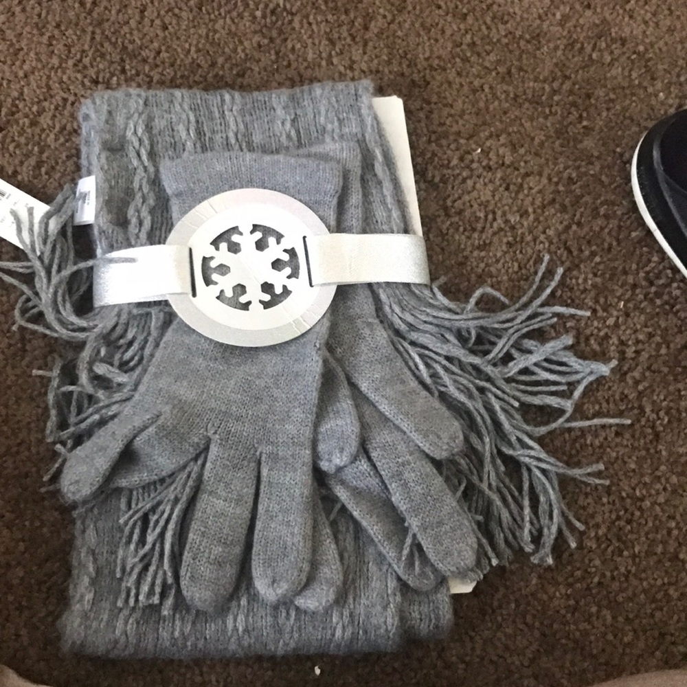 Scarf and glove set